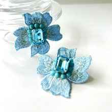 Cargar imagen en el visor de la galería, BLUE HYDRANGEA earrings
